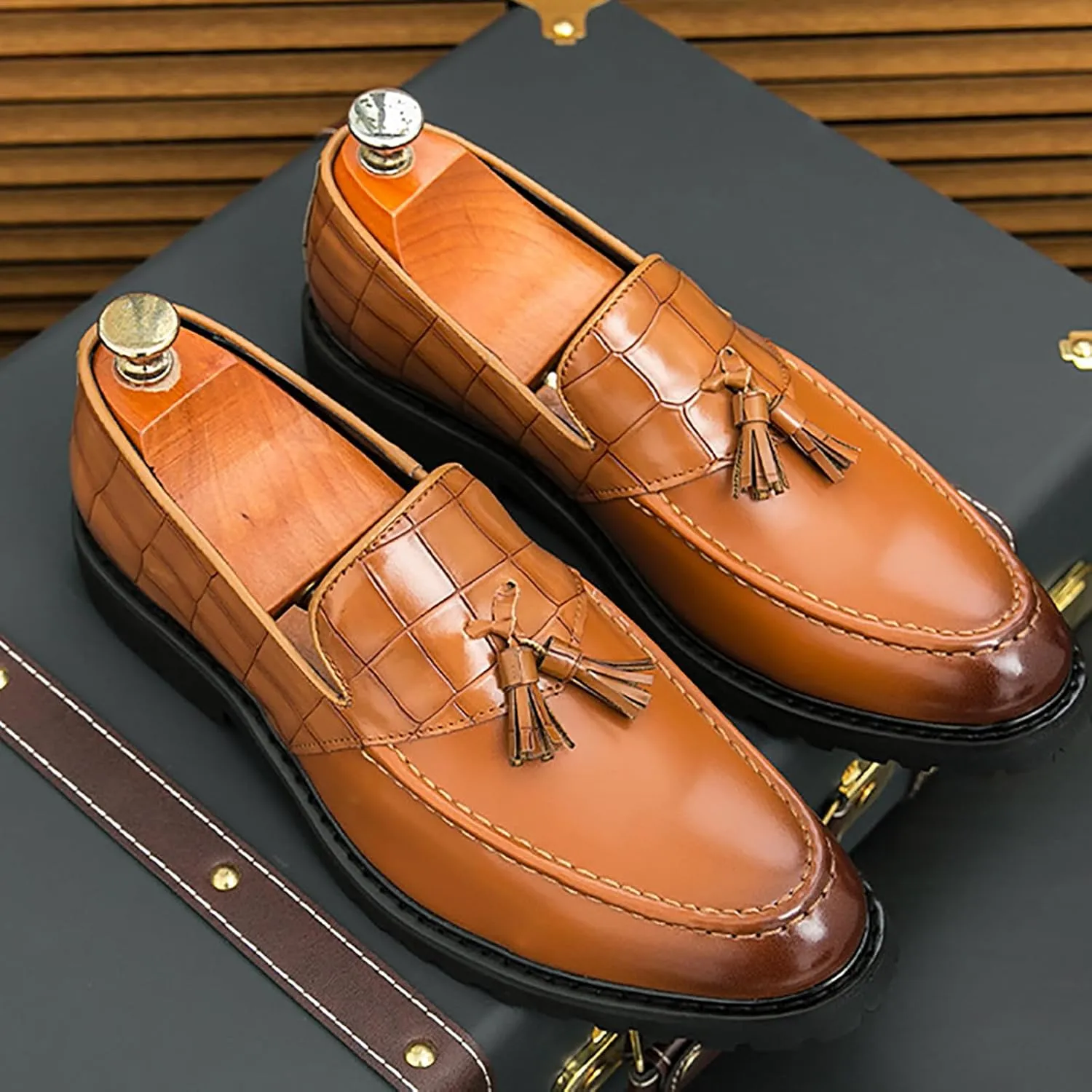 Men's Leather Platform Slip On Tassel Loafers Luxury Splicing Round Toe Lug Sole Non-Slip Dress Party Leather Shoes for Business Work Wedding Casual