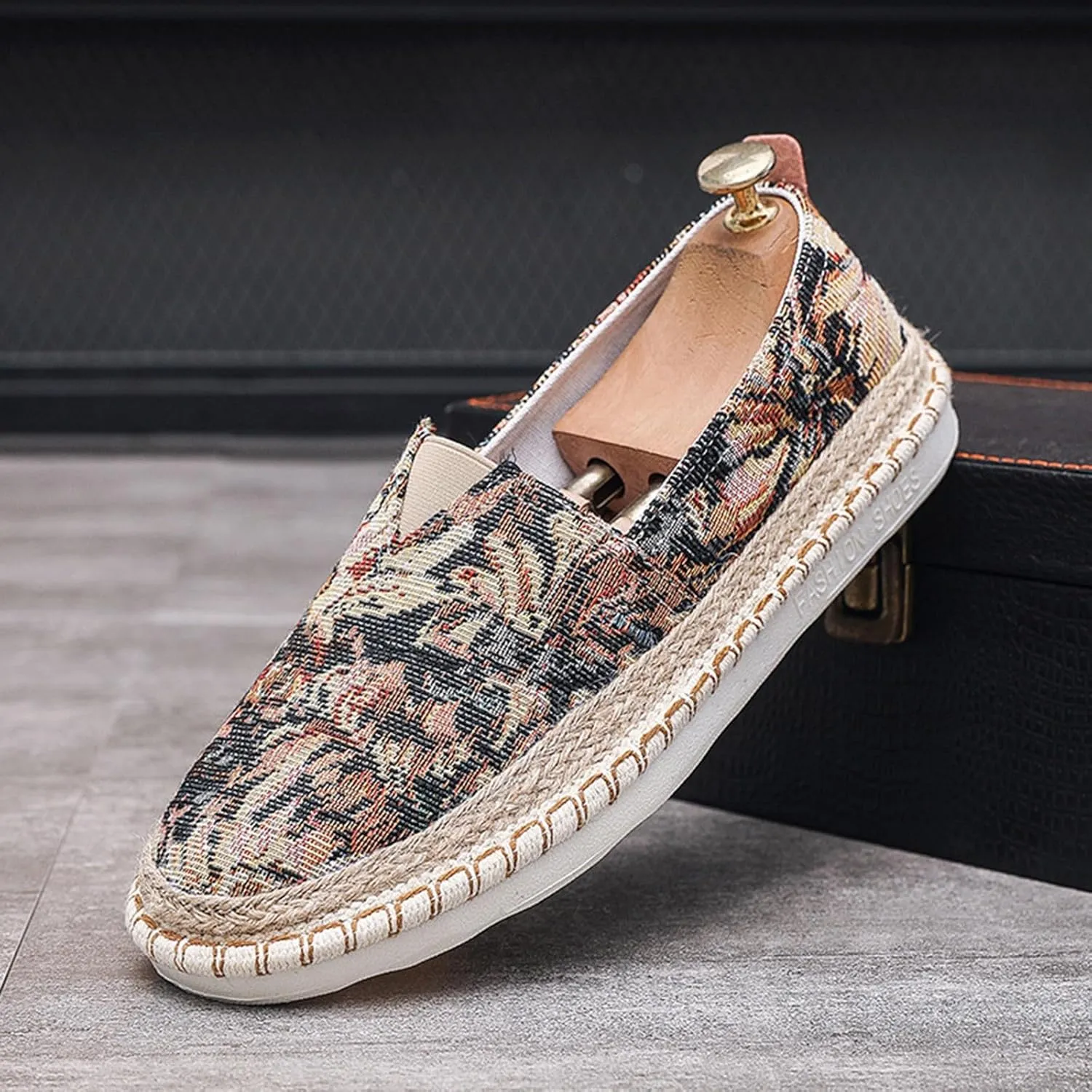 New Men's Shoes One Footed Lazy Man Casual Fisherman Shoes Embroidered Floral Casual Cloth Shoes Mens Wide Shoes Casual