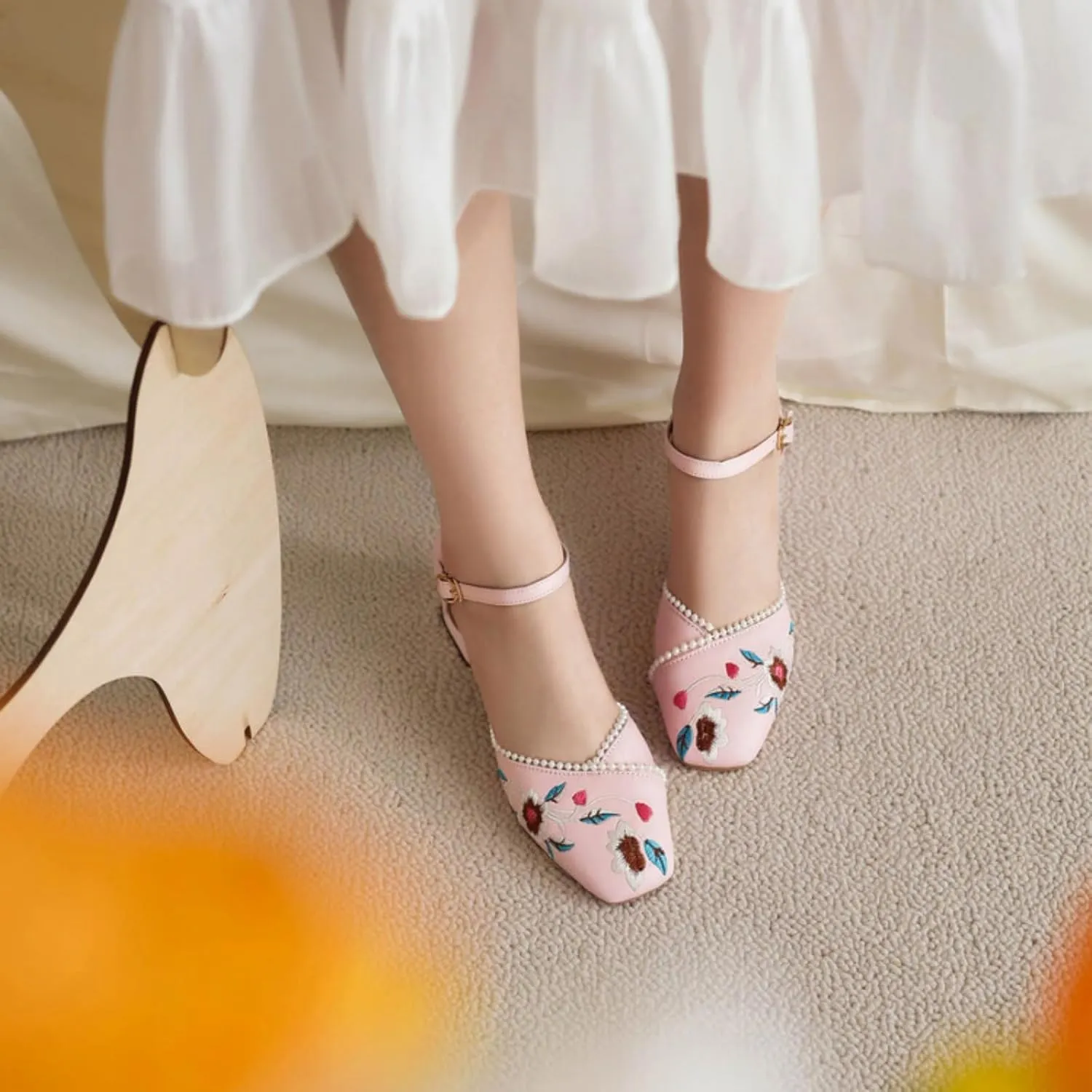 Women's Embroidery Floral Pattern Mary Janes Shoes Square Toe Low Closed Chunky Block Heels Retro Ankle Strap Wedding Party Dress Pumps