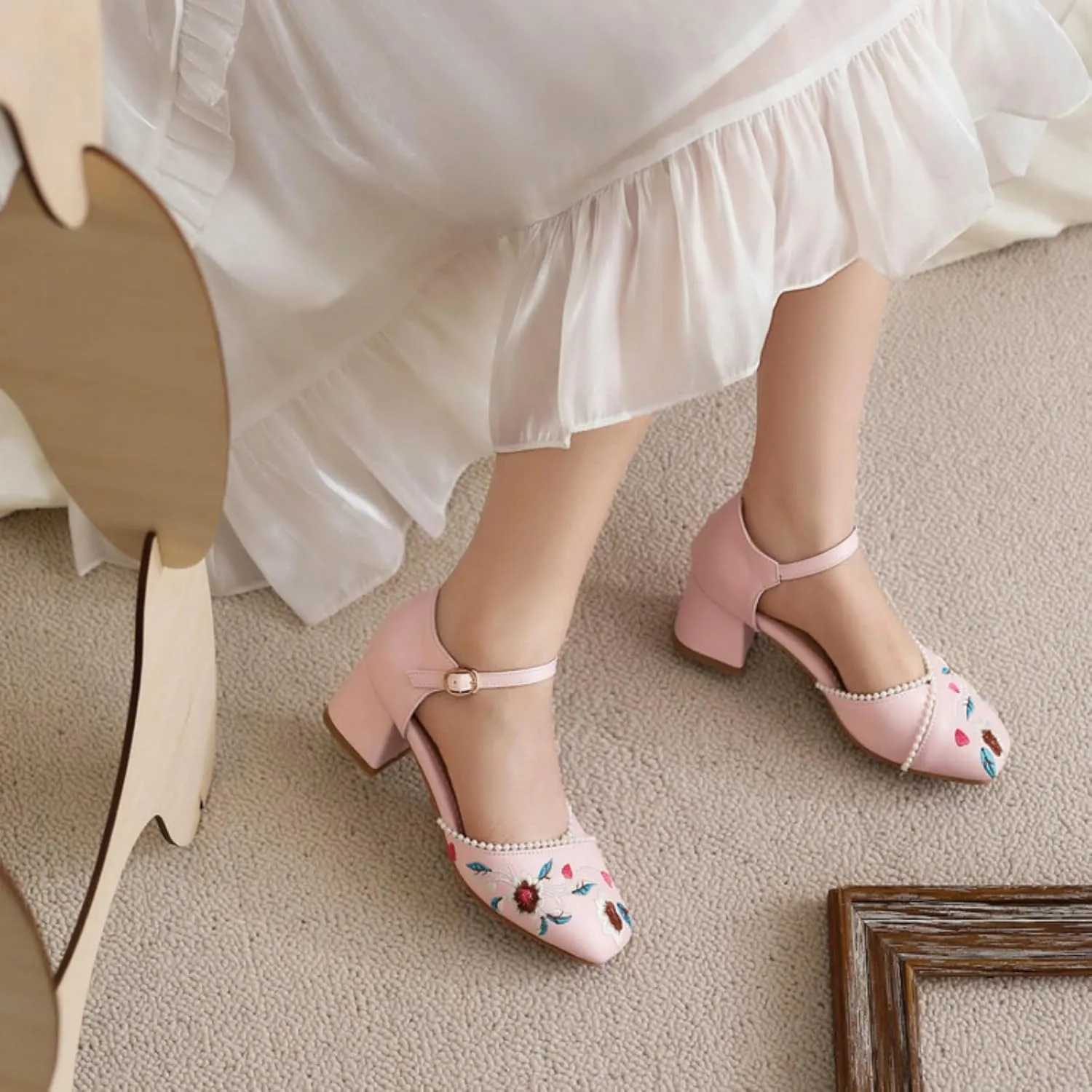 Women's Embroidery Floral Pattern Mary Janes Shoes Square Toe Low Closed Chunky Block Heels Retro Ankle Strap Wedding Party Dress Pumps