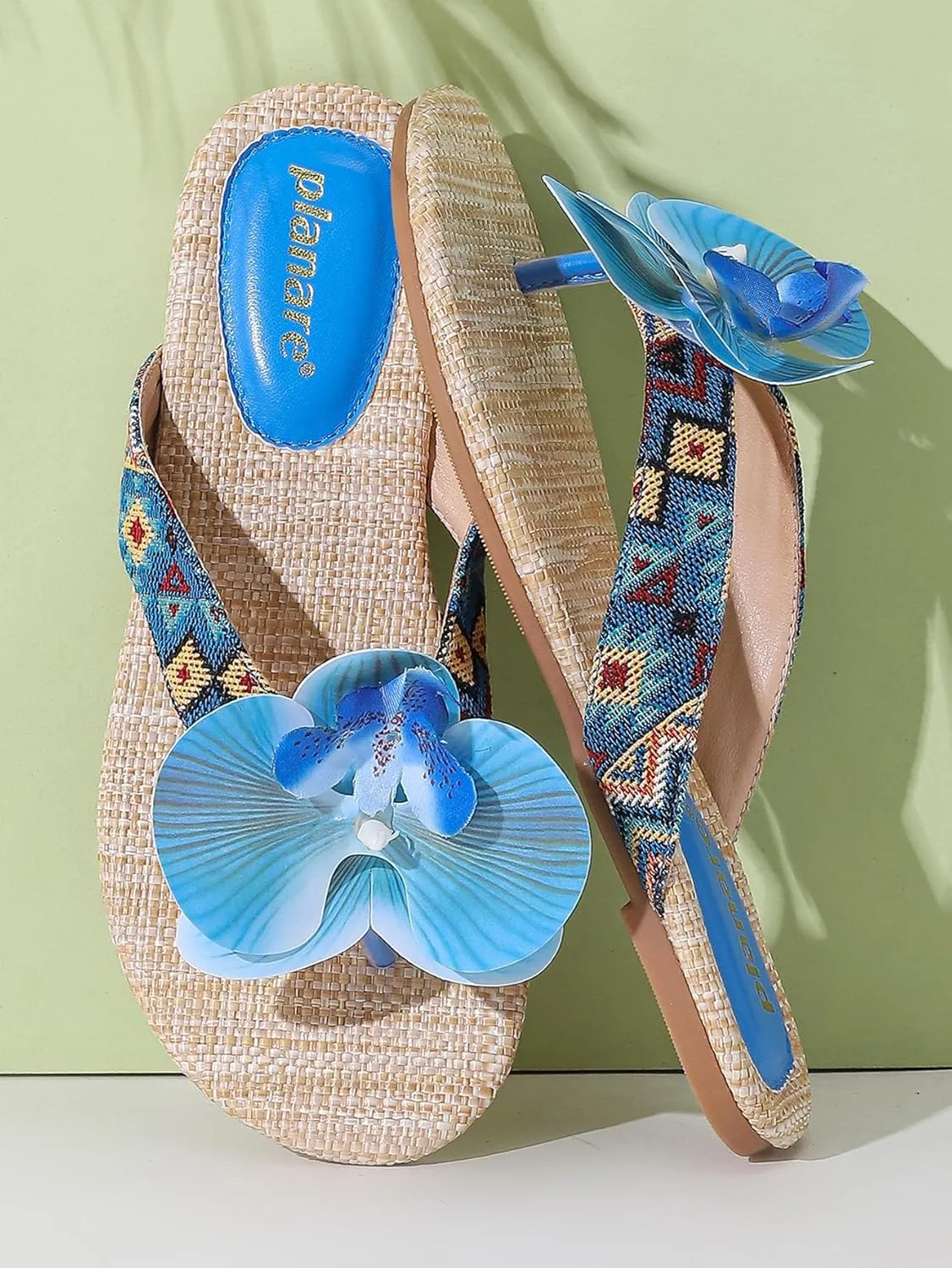 Women’s Straw Flip-Flops with Floral Decoration – Rustic Summer Sandals with Crisscross Straps – Beachwear Style for Vacations & Outdoor Strolls